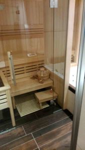 Bad in integrierter Sauna