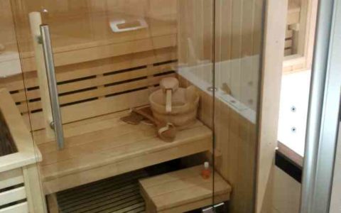 Bad in integrierter Sauna