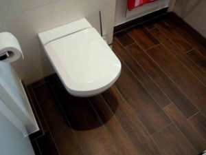 Brauner Fliesenboden in Toilette